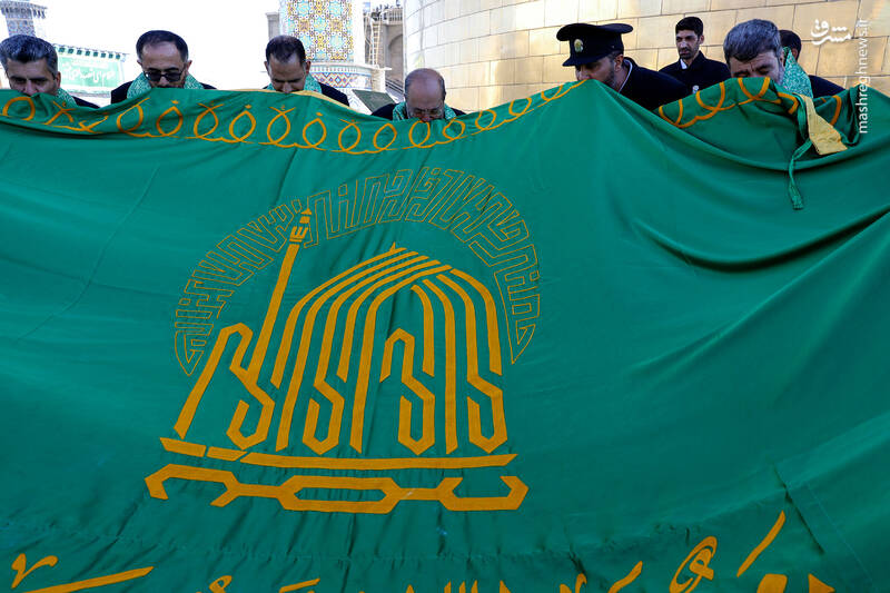 عکس/ آیین تعویض پرچم گنبد منور رضوی