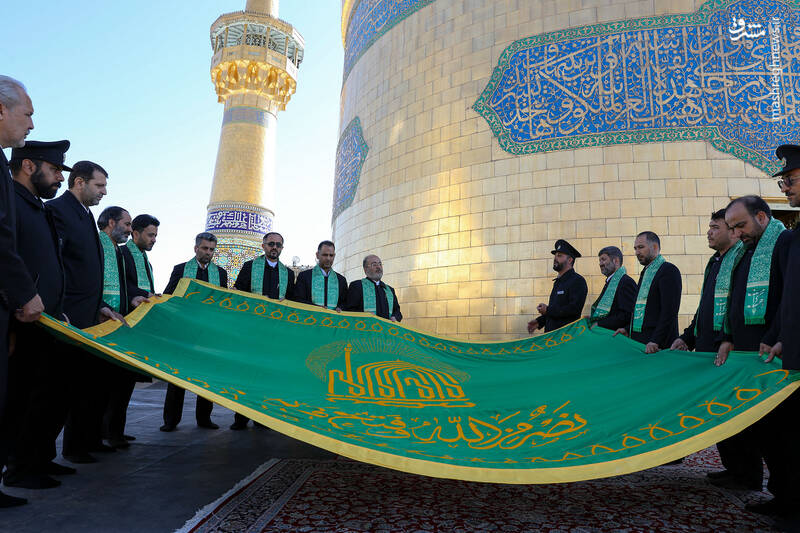 عکس/ آیین تعویض پرچم گنبد منور رضوی