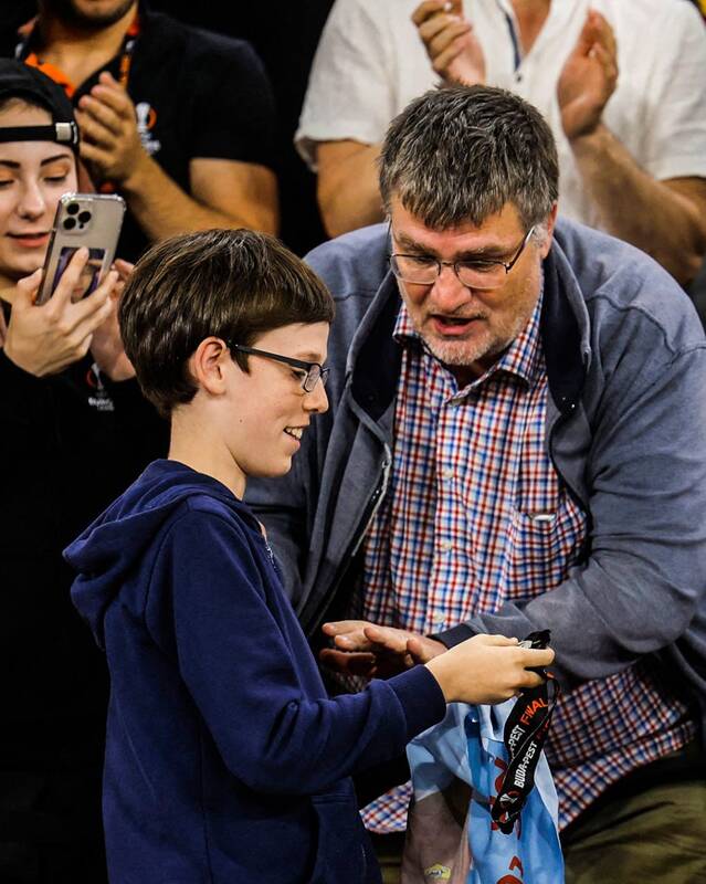 مدال مورینیو به یک هوادار رسید +عکس