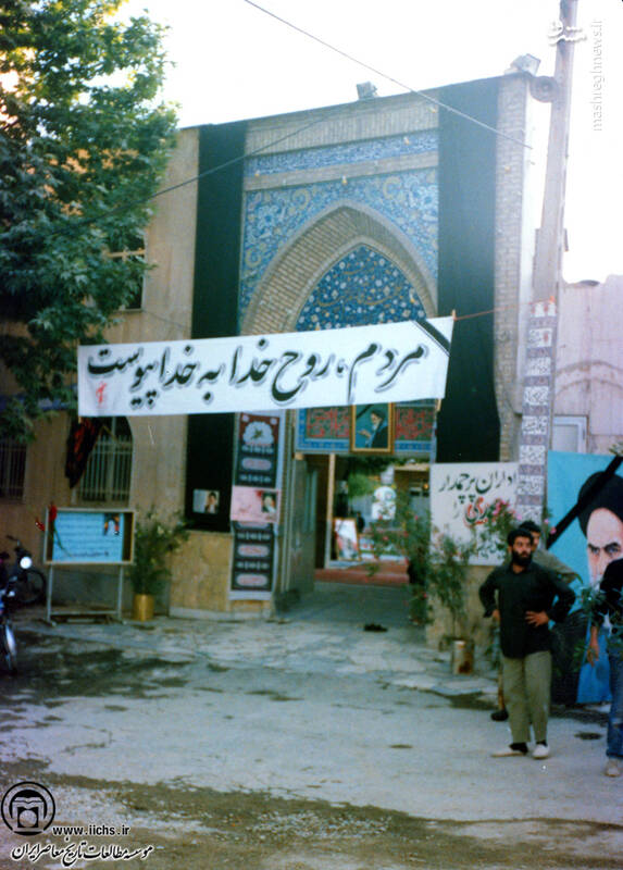 خرداد1368. نمایی از مکانهای عمومی تهران که پس از اعلام خبر رحلت امام خمینی توسط مردم آراسته شدهاند