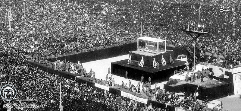 15 خرداد1368. مصلای بزرگ تهران، نمایی از مراسم وداع مردم با پیکر امام خمینی