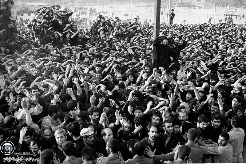 15 خرداد1368. مصلای بزرگ تهران، نمایی از مراسم وداع مردم با پیکر امام خمینی