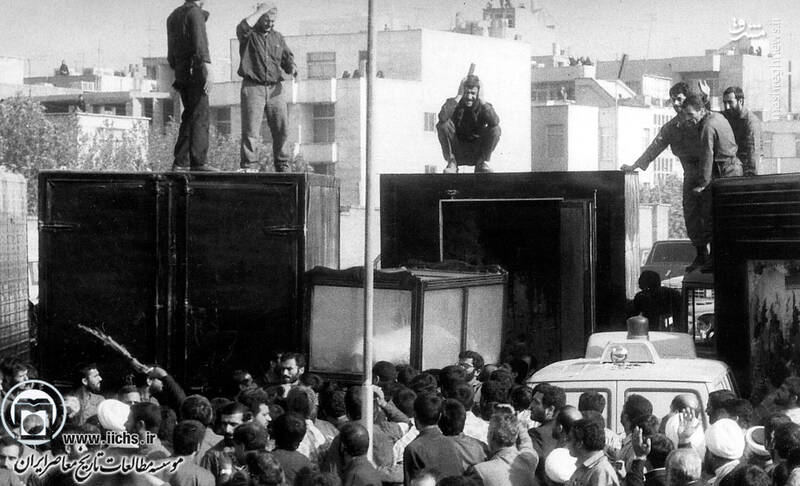 16 خرداد1368. نمایی از آغاز مراسم تشییع پیکر امام خمینی در مصلای بزرگ تهران