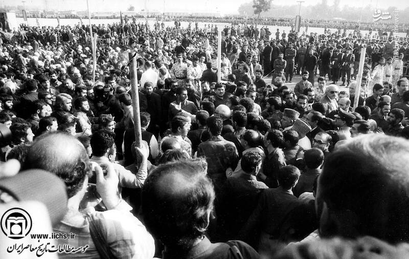 16 خرداد1368. نمایی از شرکت غلام اسحاق خان رئیس جمهور وقت پاکستان درمراسم تشییع پیکر امام خمینی در مصلای بزرگ تهران