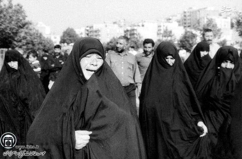 16 خرداد1368. نمایی از مراسم تشییع پیکر امام خمینی در خیابانهای منتهی به بهشت زهرای تهران