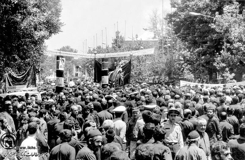 16 خرداد1368. نمایی از مراسم تشییع پیکر امام خمینی در خیابانهای منتهی به بهشت زهرای تهران