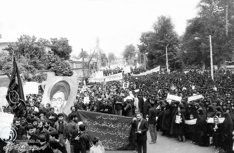 16 خرداد1368. نمایی از مراسم تشییع پیکر امام خمینی در خیابانهای منتهی به بهشت زهرای تهران