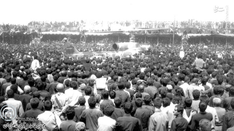 16 خرداد1368. نمایی ازمرحله نخست مراسم تشییع پیکر امام خمینی در بهشت زهرای تهران