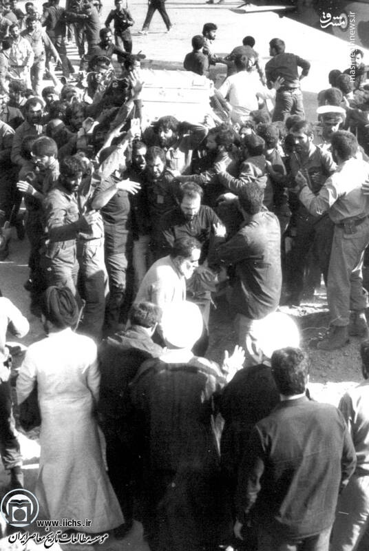 16 خرداد1368. نمایی ازلحظات تدفین امام خمینی در بهشت زهرای تهران