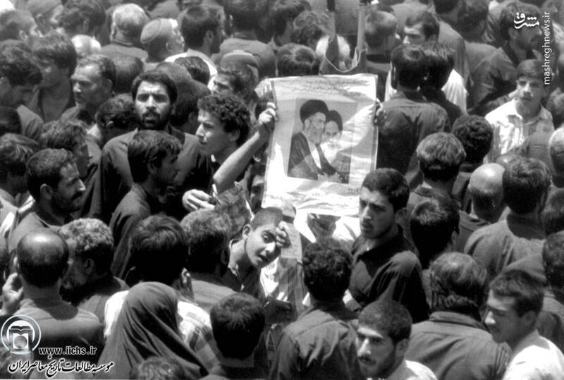 خرداد1368. نمایی از برگزاری مراسم هفتمین روز رحلت امام خمینی در مرقد ایشان در بهشت زهرای تهران