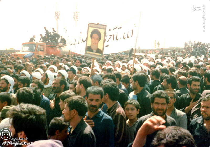 خرداد1368. نمایی از برگزاری مراسم هفتمین روز رحلت امام خمینی در مرقد ایشان در بهشت زهرای تهران