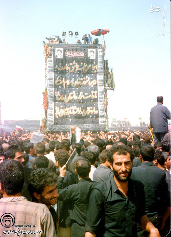 خرداد1368. نمایی از برگزاری مراسم هفتمین روز رحلت امام خمینی در مرقد ایشان در بهشت زهرای تهران