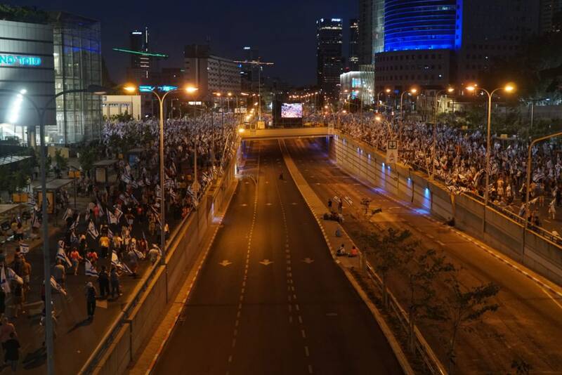 تظاهرات ۱۰۰ هزار نفری مخالفان دولت نتانیاهو در مرکز تل آویو +عکس و فیلم