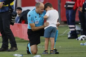 خداحافظی احساسی داور جنجالی با فوتبال + عکس