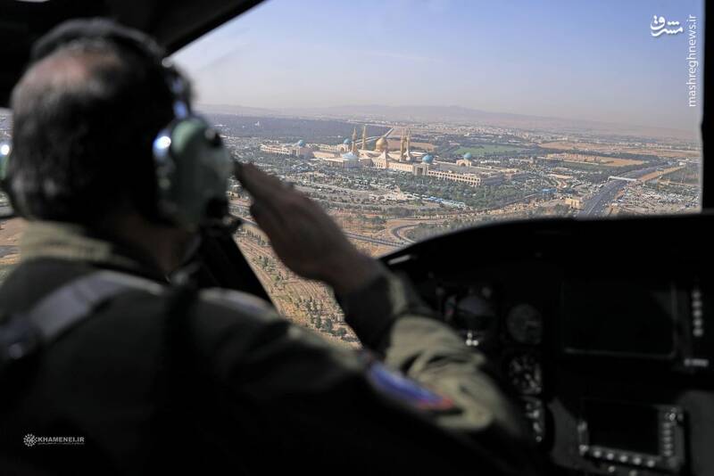 عکس/ احترام نظامی خلبان ارتش به مرقد امام خمینی(ره)