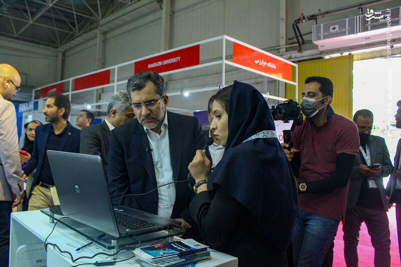 حضور یکی از نمایندگان مجلس در نمایشگاه حضور یکی از نمایندگان مجلس در نمایشگاه