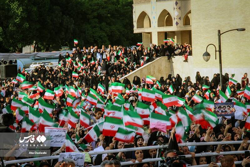 حضور امیدآفرین در میان جمهور