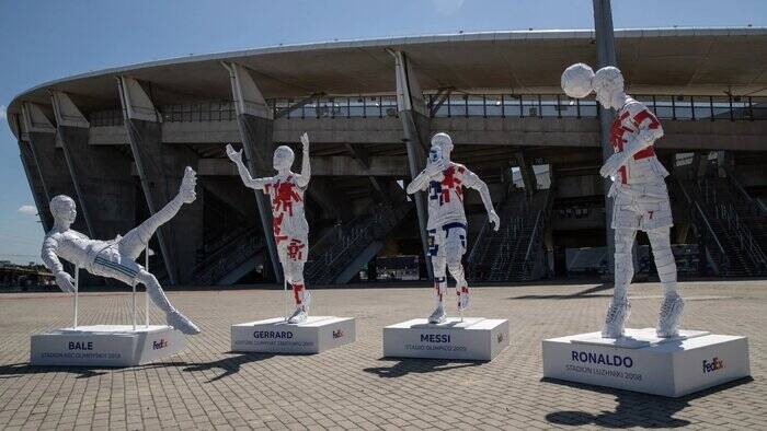 رونمایی از مجسمه اسطورهها قبل از فینال لیگ قهرمانان + عکس 2