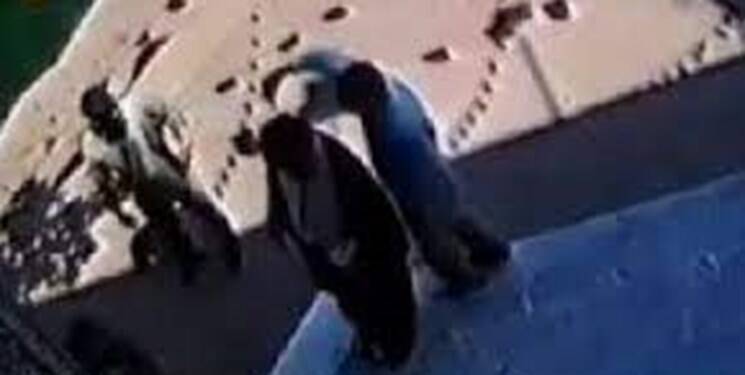 لحظه حمله به یک روحانی با تیغ کارتر / درخواست عجیب پدر ضارب +فیلم و عکس