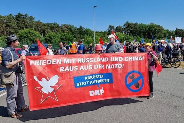 تظاهرات گسترده علیه رزمایش ناتو در آلمان+عکس