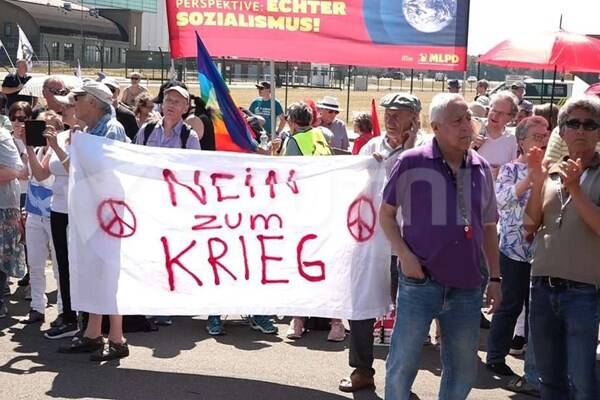 تظاهرات گسترده علیه رزمایش ناتو در آلمان+عکس