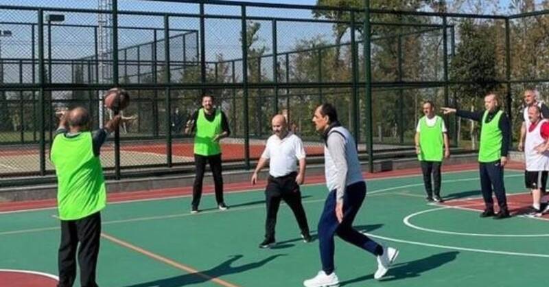 اردوغان برای اثبات سلامتی‌ خود دست به توپ شد+ عکس