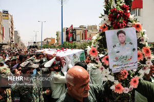 فیلم/ بوسه فرمانده بر دستان پدر شهید محمد قنبری بوسه بر دستان پدر شهید محمد قنبری