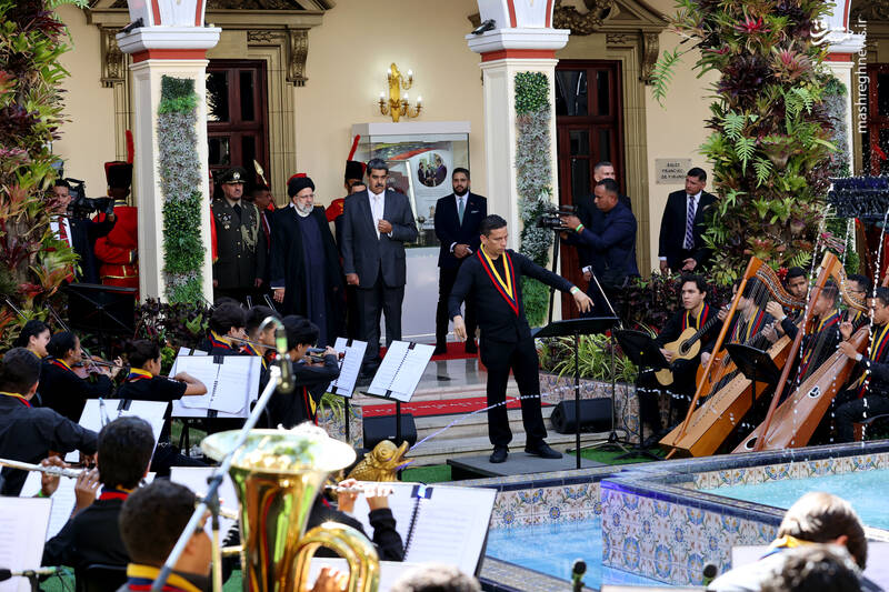 اجرای زنده سرود "ای ایران" در مراسم استقبال مادورو از رئیسی