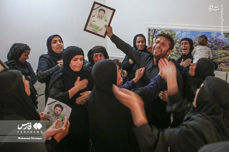 عکس/ سوگواری خانواده پلیس شهید حادثه تروریستی ایذه