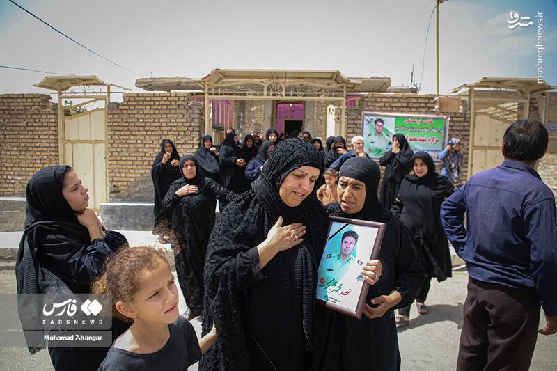 عکس/ سوگواری خانواده پلیس شهید حادثه تروریستی ایذه