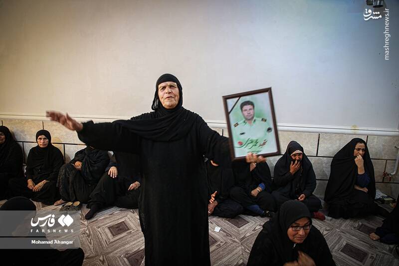 عکس/ سوگواری خانواده پلیس شهید حادثه تروریستی ایذه