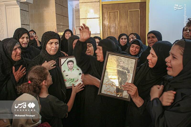 عکس/ سوگواری خانواده پلیس شهید حادثه تروریستی ایذه
