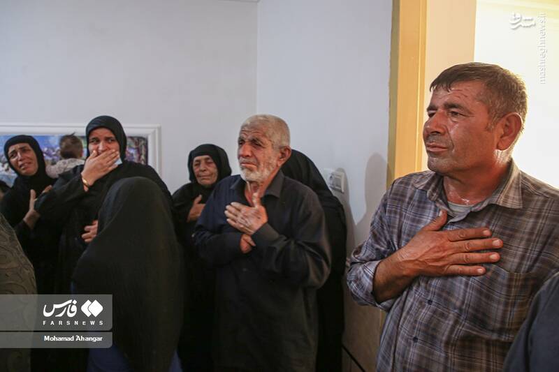 عکس/ سوگواری خانواده پلیس شهید حادثه تروریستی ایذه