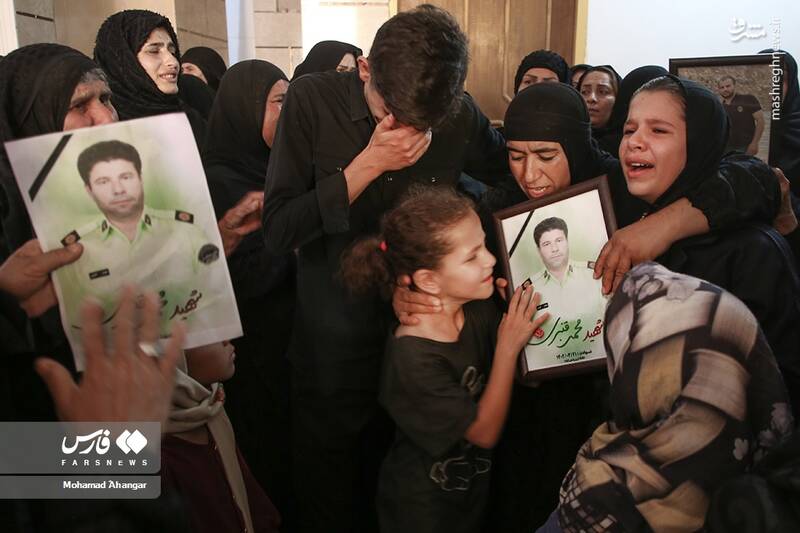 عکس/ سوگواری خانواده پلیس شهید حادثه تروریستی ایذه