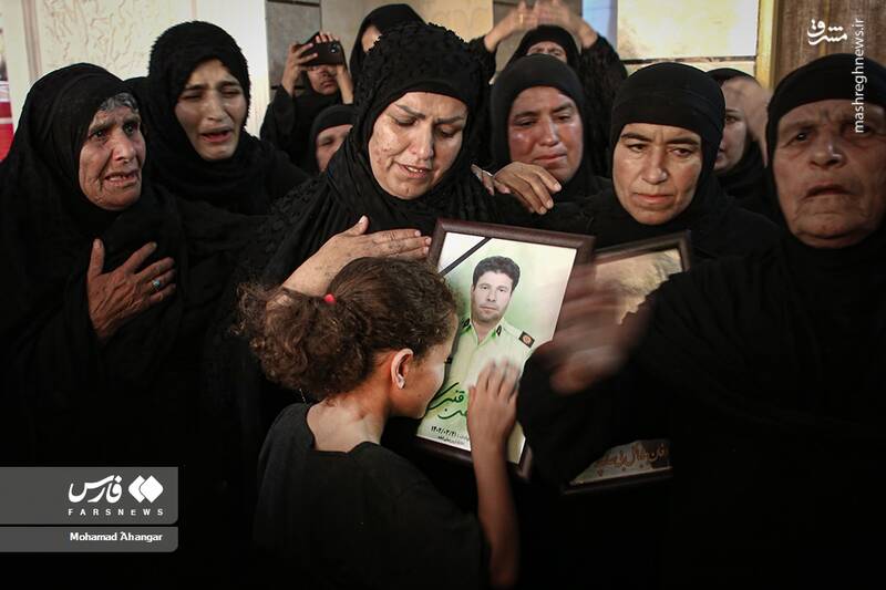 عکس/ سوگواری خانواده پلیس شهید حادثه تروریستی ایذه