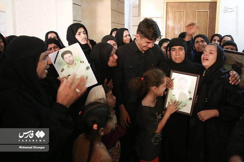 عکس/ سوگواری خانواده پلیس شهید حادثه تروریستی ایذه