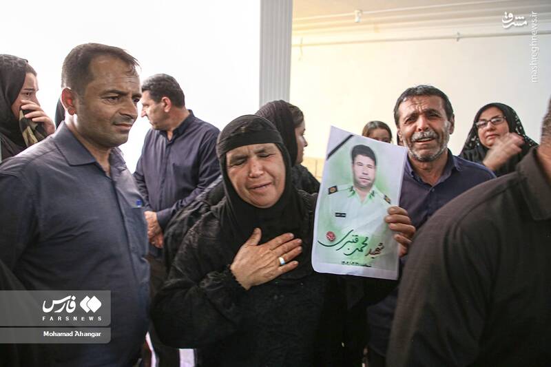 عکس/ سوگواری خانواده پلیس شهید حادثه تروریستی ایذه