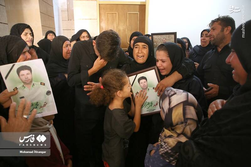 عکس/ سوگواری خانواده پلیس شهید حادثه تروریستی ایذه