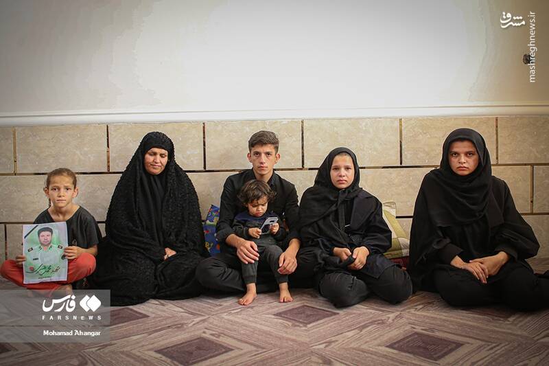 عکس/ سوگواری خانواده پلیس شهید حادثه تروریستی ایذه