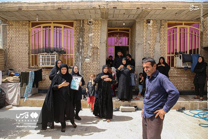 عکس/ سوگواری خانواده پلیس شهید حادثه تروریستی ایذه