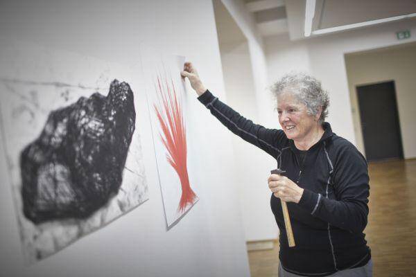 شیطان کت و شلواری با عطر فرانسوی در کاخ الیزه/ چرا مکرون از تابلوهای «کودکآزاری» حمایت کرد؟ +عکس