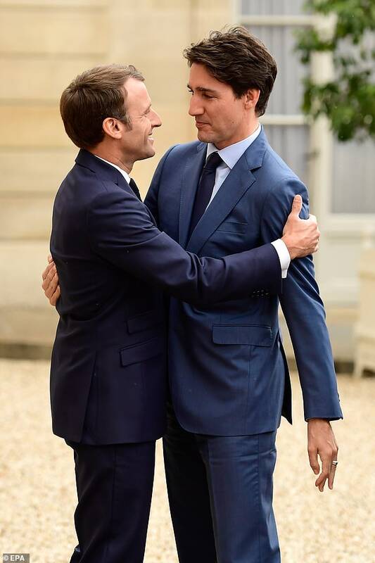 شیطان کت و شلواری با عطر فرانسوی در کاخ الیزه/ چرا مکرون از تابلوهای «کودکآزاری» حمایت کرد؟ +عکس