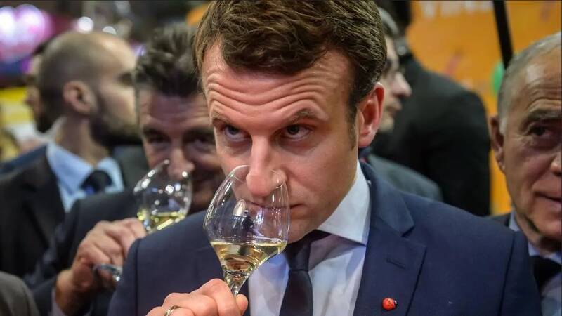 شیطان کت و شلواری با عطر فرانسوی در کاخ الیزه/ چرا مکرون از تابلوهای «کودکآزاری» حمایت کرد؟ +عکس