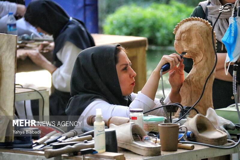 عکس/ هنر روی چوب در کرمانشاه