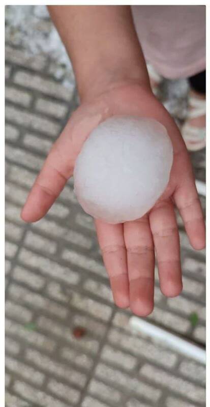 بارش تخممرغی تگرگ در کلیبر و شکستن شیشه خودروها +عکس و فیلم