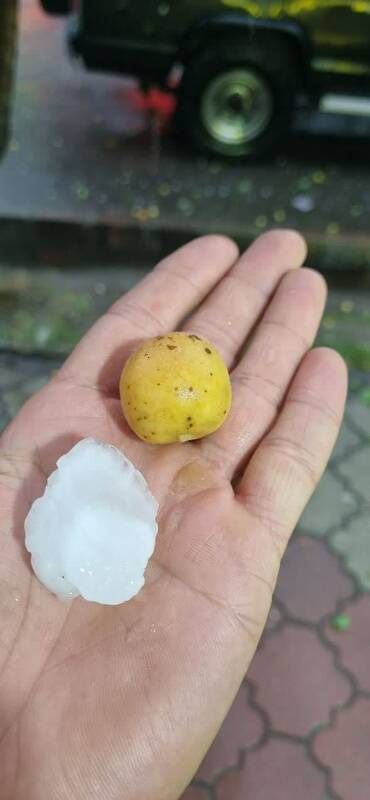 بارش تخممرغی تگرگ در کلیبر و شکستن شیشه خودروها +عکس و فیلم