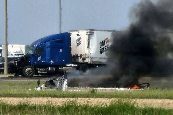 تصادف اتوبوس و کامیون در کانادا ۱۵ کشته برجا گذاشت