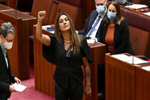 اشک‌های نماینده زن پارلمان استرالیا خبرساز شد+ تصاویر