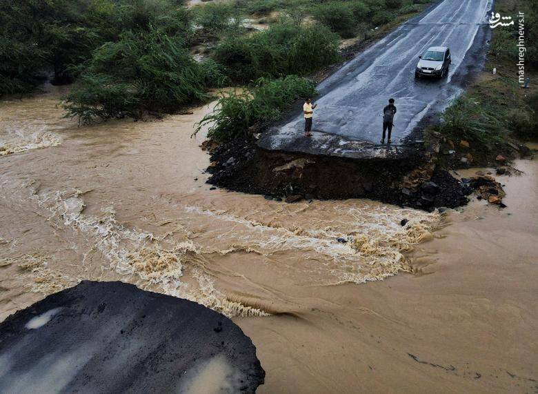 نمایی از یک پل ویران شده توسط طوفان در  ایالت غربی گجرات _ هند