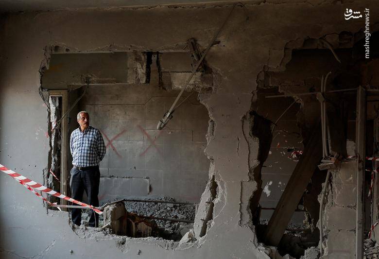 حضور یک مرد فلسطینی در میان ویرانه‌های خانه‌ای که توسط نیروهای رژیم صهیونیستی نابود شده است./ کرانه باختری _ سرزمین‌های اشغالی